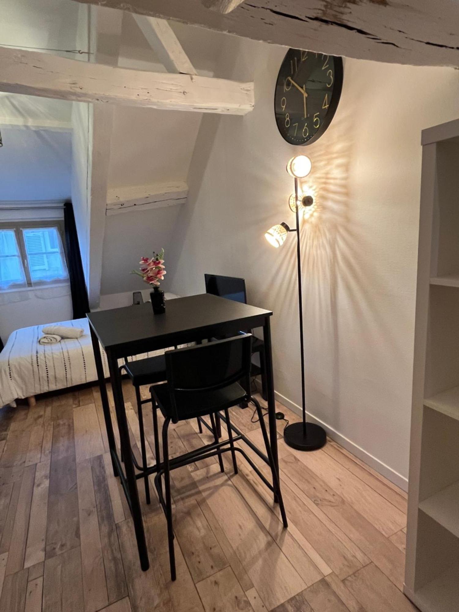Residence 3 Studios De Charme Dans Centre Proche Cathedrale, Parking Possible A Prox Orleans Exterior photo